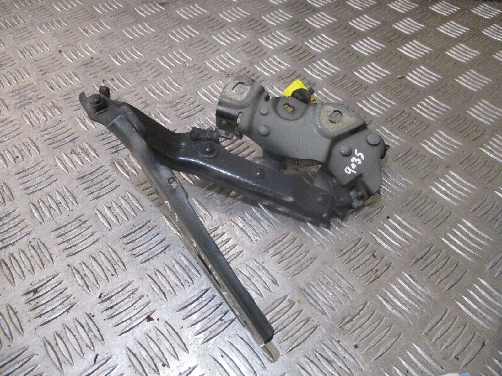 2016 AUDI A3 8V FRONT LEFT PASSENGER SIDE BONNET HINGE 8V0823301F 8V0823823F - Image 2