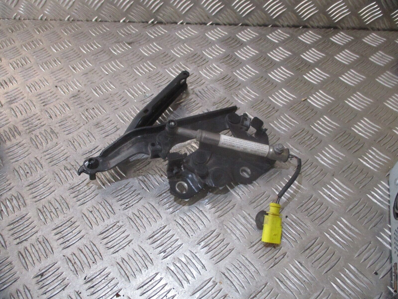 2016 AUDI A3 8V FRONT LEFT PASSENGER SIDE BONNET HINGE 8V0823301F 8V0823823F - Image 3