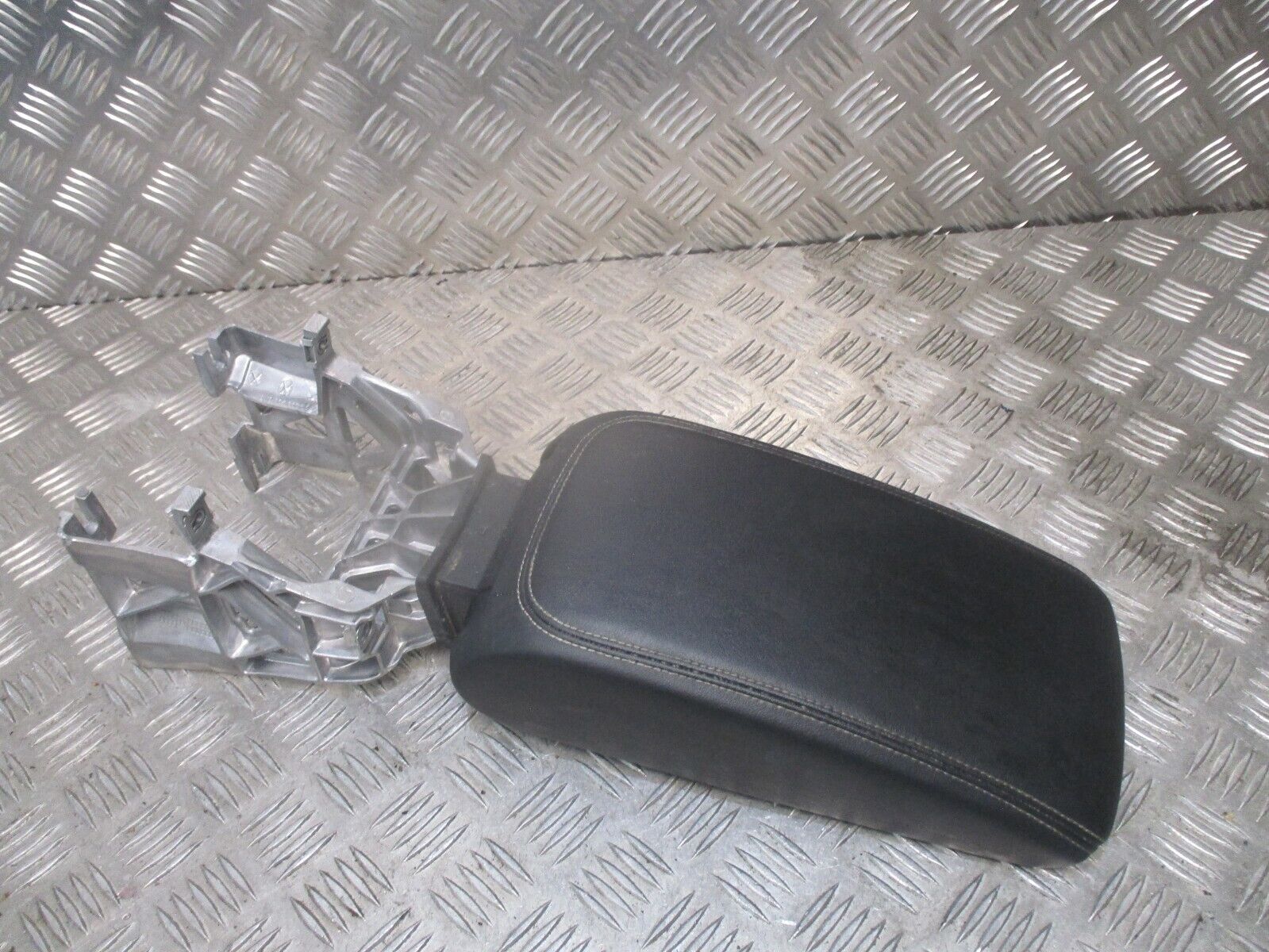 2014 GENUINE AUDI A3 3DOOR 8V REAR CENTRE ARMREST