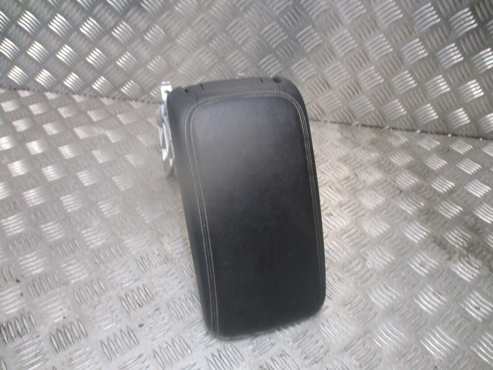 2014 GENUINE AUDI A3 3DOOR 8V REAR CENTRE ARMREST - Image 2