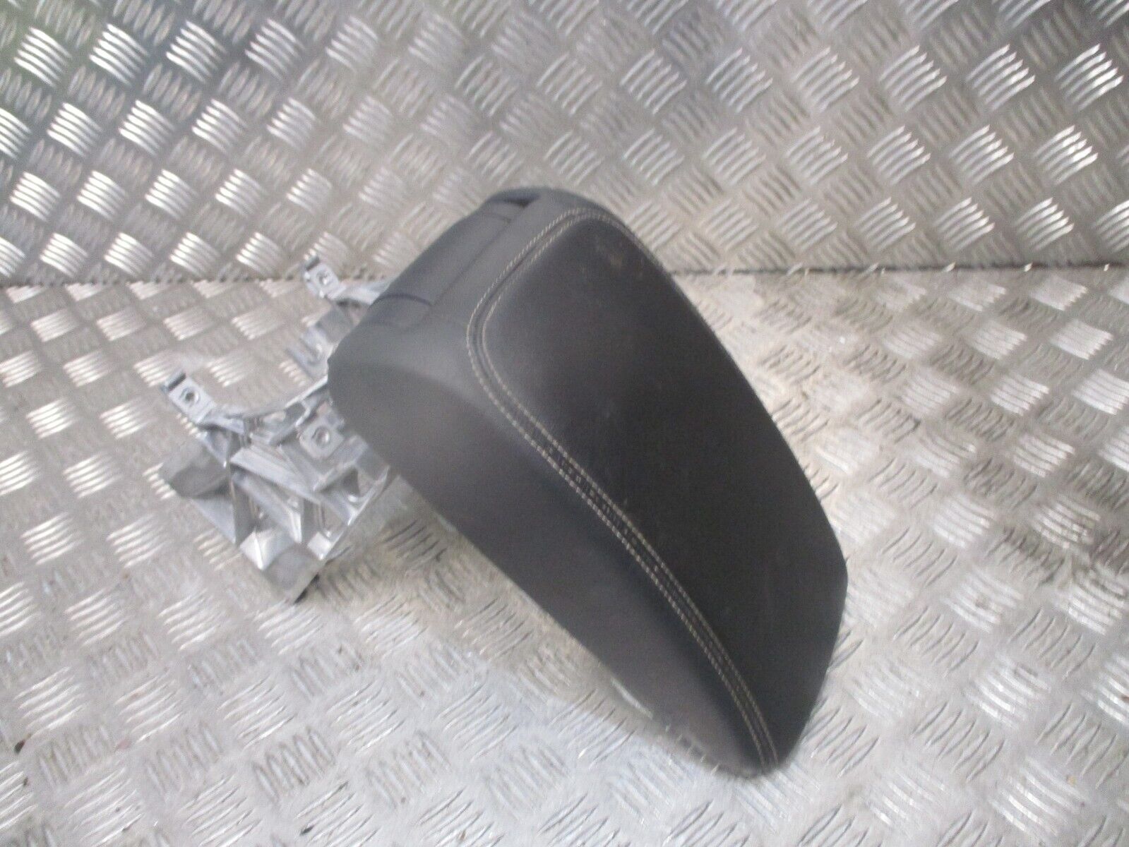 2014 GENUINE AUDI A3 3DOOR 8V REAR CENTRE ARMREST - Image 3