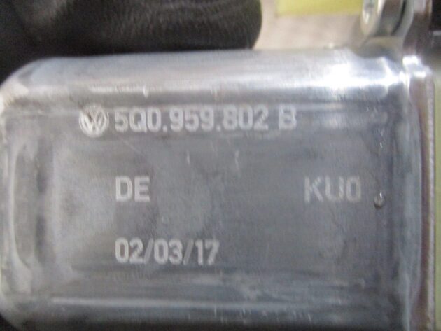 2017 GENUINE SKODA OCTAVIA FRONT RIGHT DRIVER SIDE WINDOW MOTOR 5Q0959802B - Image 2