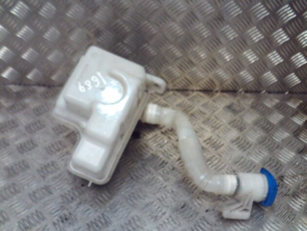2018 GENUINE VW PASSAT B8 FRONT WINDSCREEN WASHER BOTTLE 3Q0955448A - Image 4