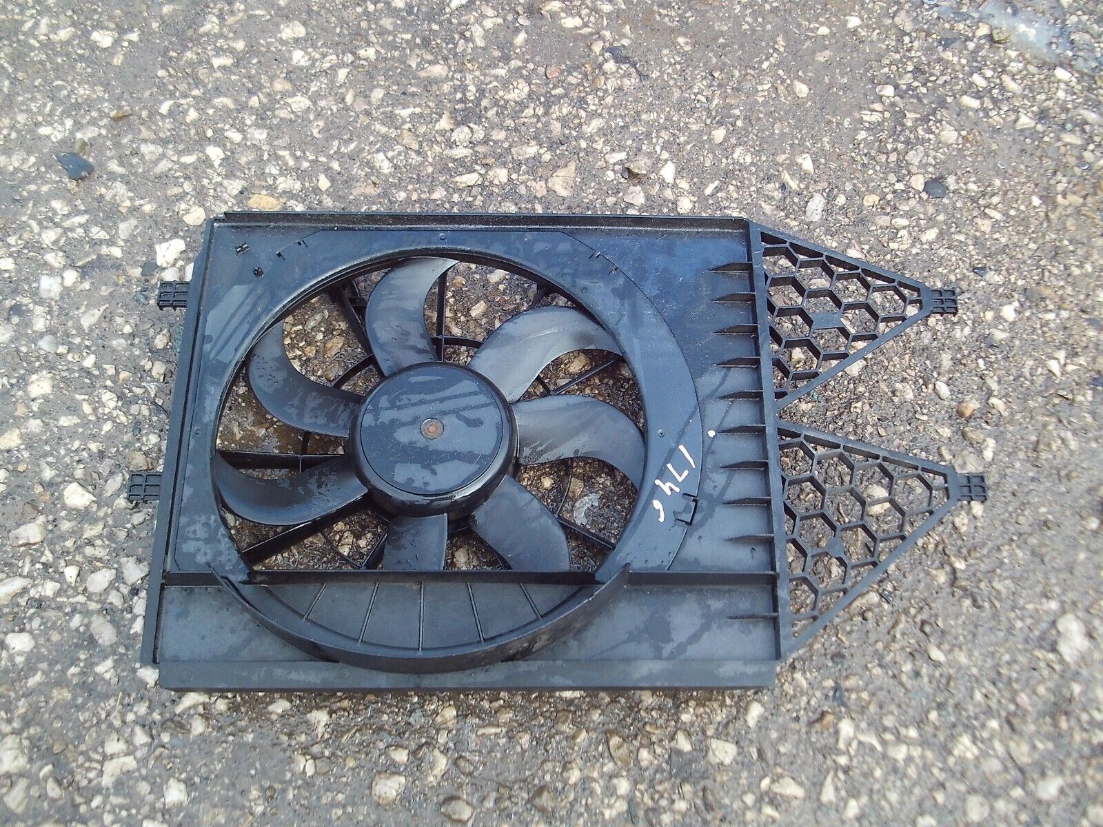 2013 GENUINE VW POLO 6R 1.2 PETROL RADIATOR FAN 6RS121207 - Image 2