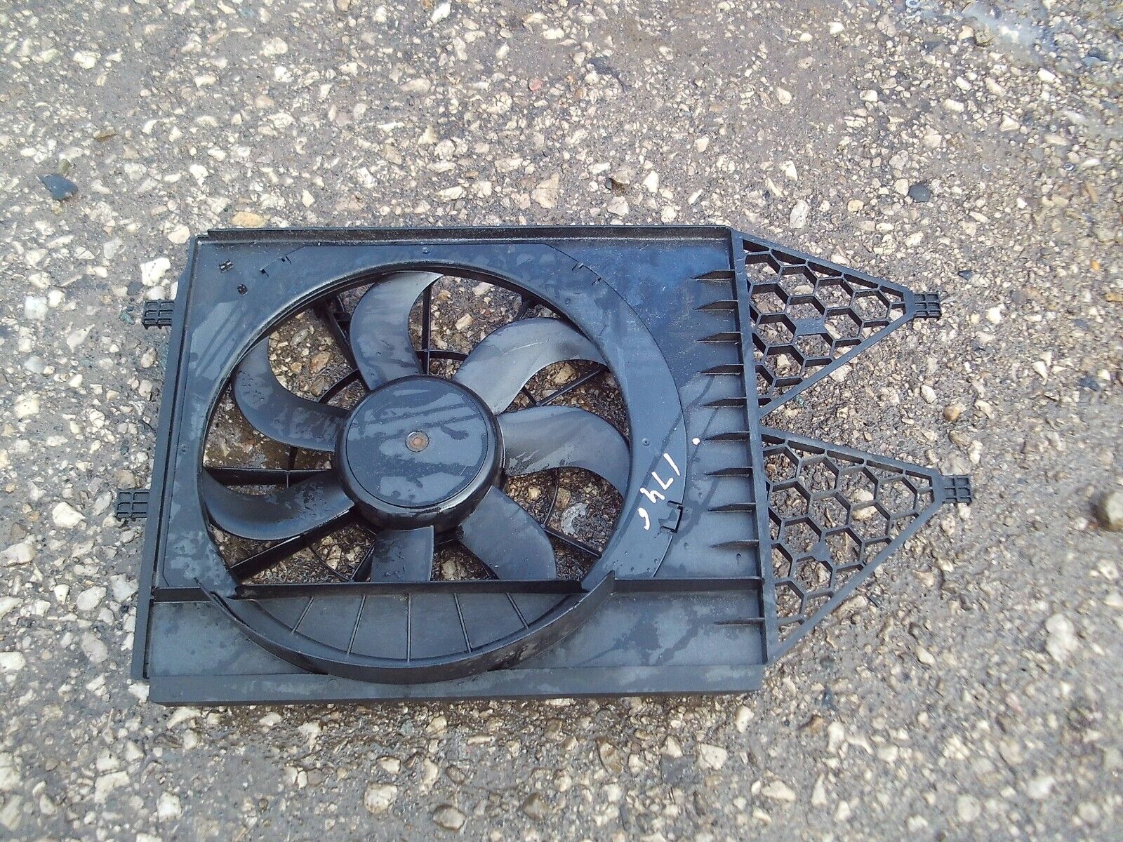 2013 GENUINE VW POLO 6R 1.2 PETROL RADIATOR FAN 6RS121207 - Image 3