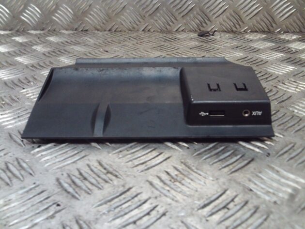2016 GENUINE SKODA OCTAVIA USB AND AUX PORT 5E2857367 - Image 2