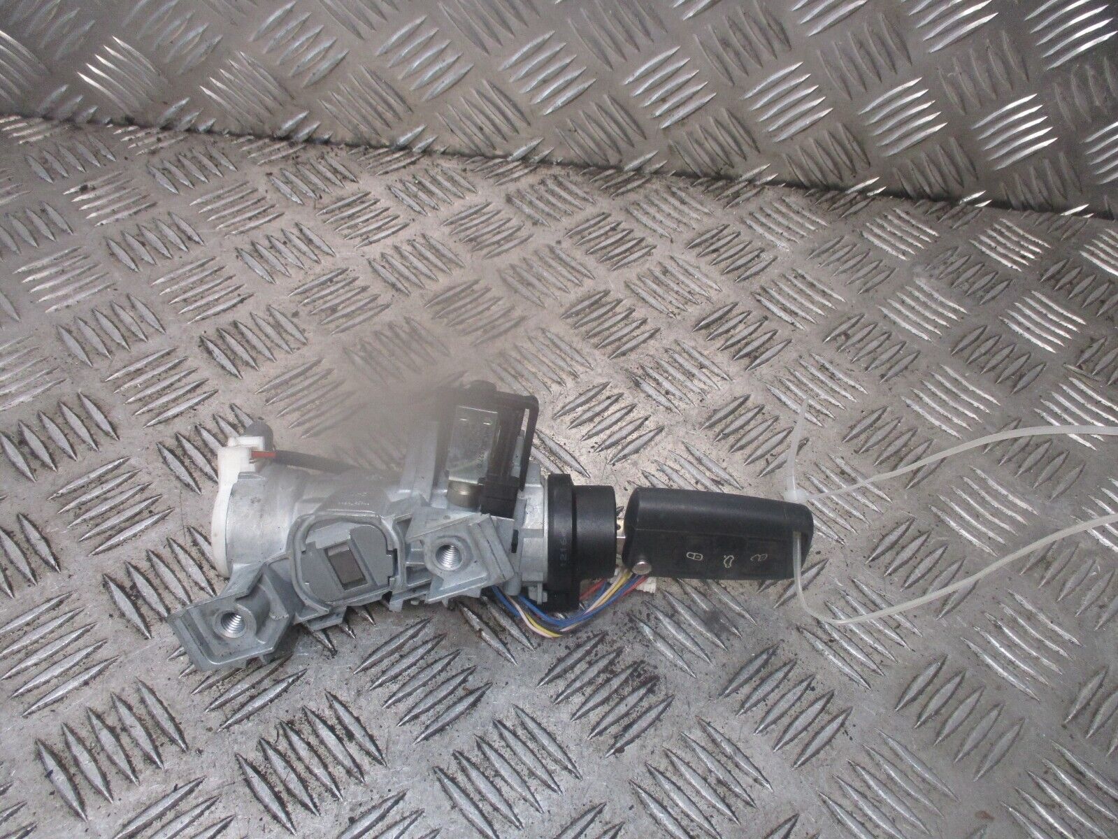 2015 GENUINE VW GOLF MK7 IGNITION BARREL & KAY 5Q0905865A - Image 2