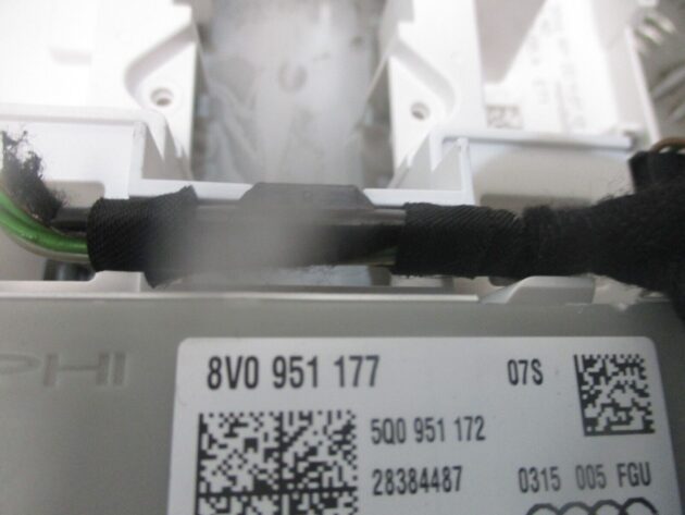 2013 GENUINE AUDI A3 8V FRONT INTERIOR ROOF COURTESY READING LIGHT 8V0951177 - Image 4