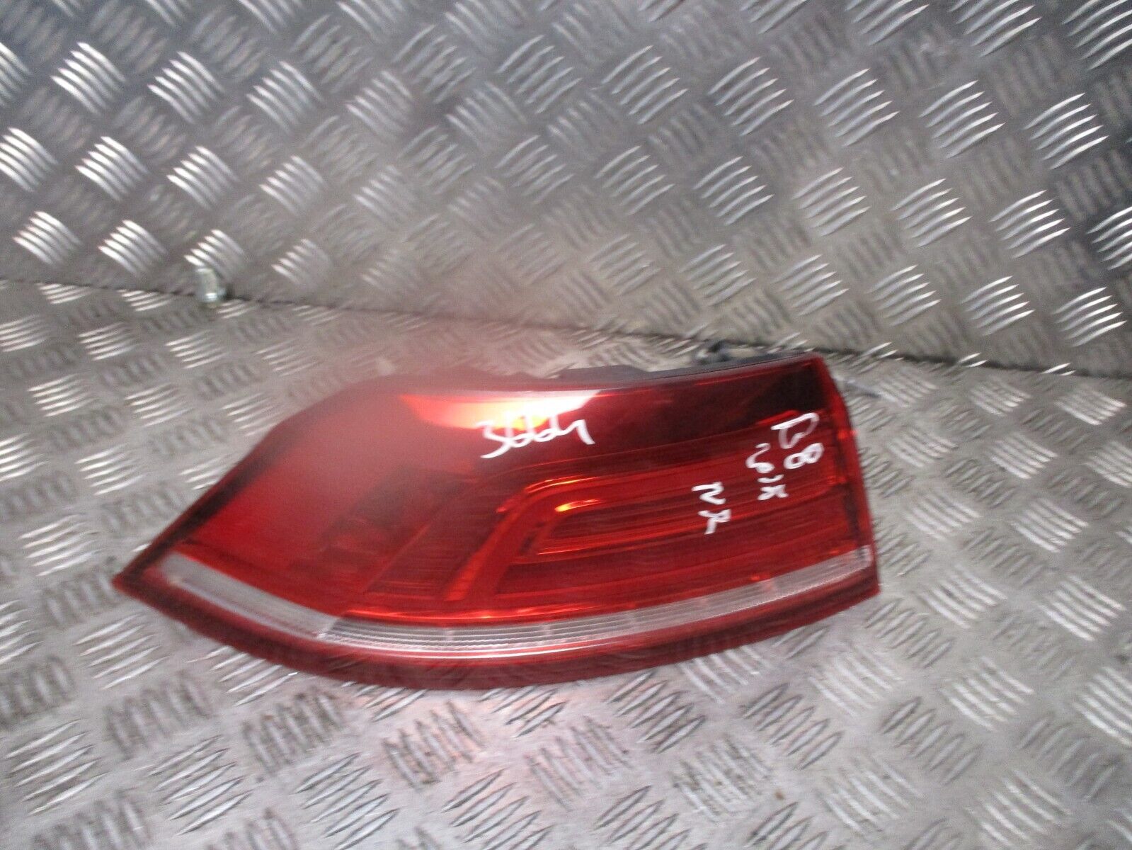 2015 GENUINE VW PASSAT B8 SALOON REAR LEFT PASSENGER SIDE BODY TAILLLIGHT LAMP - Image 2