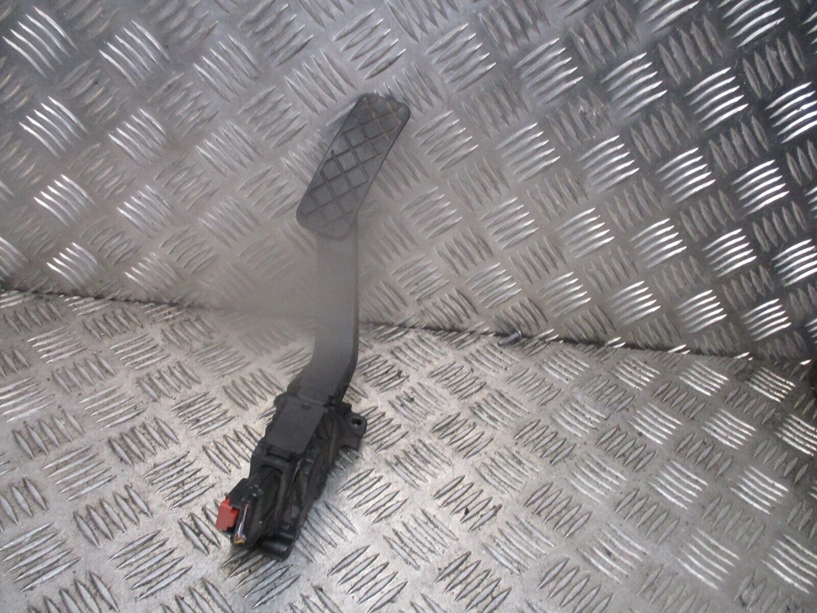 2015 GENUINE VW PASSAT B8 ACCELERATOR THROTTLE PEDAL 5Q2723503D - Image 2