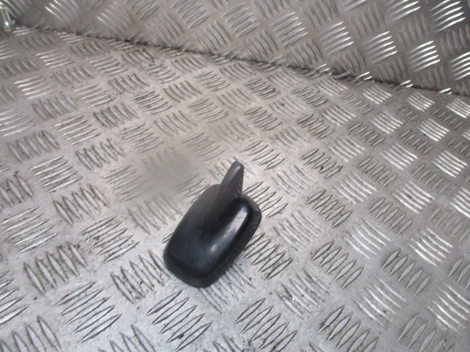 2015 GENUINE VW PASSAT B8 REAR AERIAL ANTENNA ROOF SHARK 5Q0035507Q - Image 2