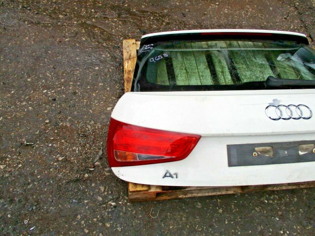 2013 GENUINE AUDI A1 8X 3 DOOR REAR BARE TAILGATE BOOTLID & SPOILER - Image 4