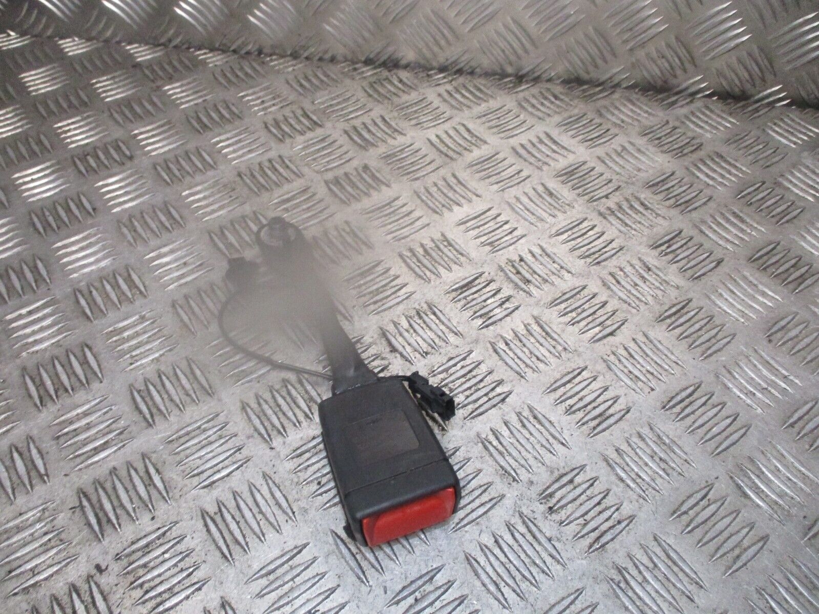 2015 GENUINE VAUXHALL ASTRA FRONT LEFT PASSENGER SIDE SEAT BELT BUCKLE 39016995 - Image 2