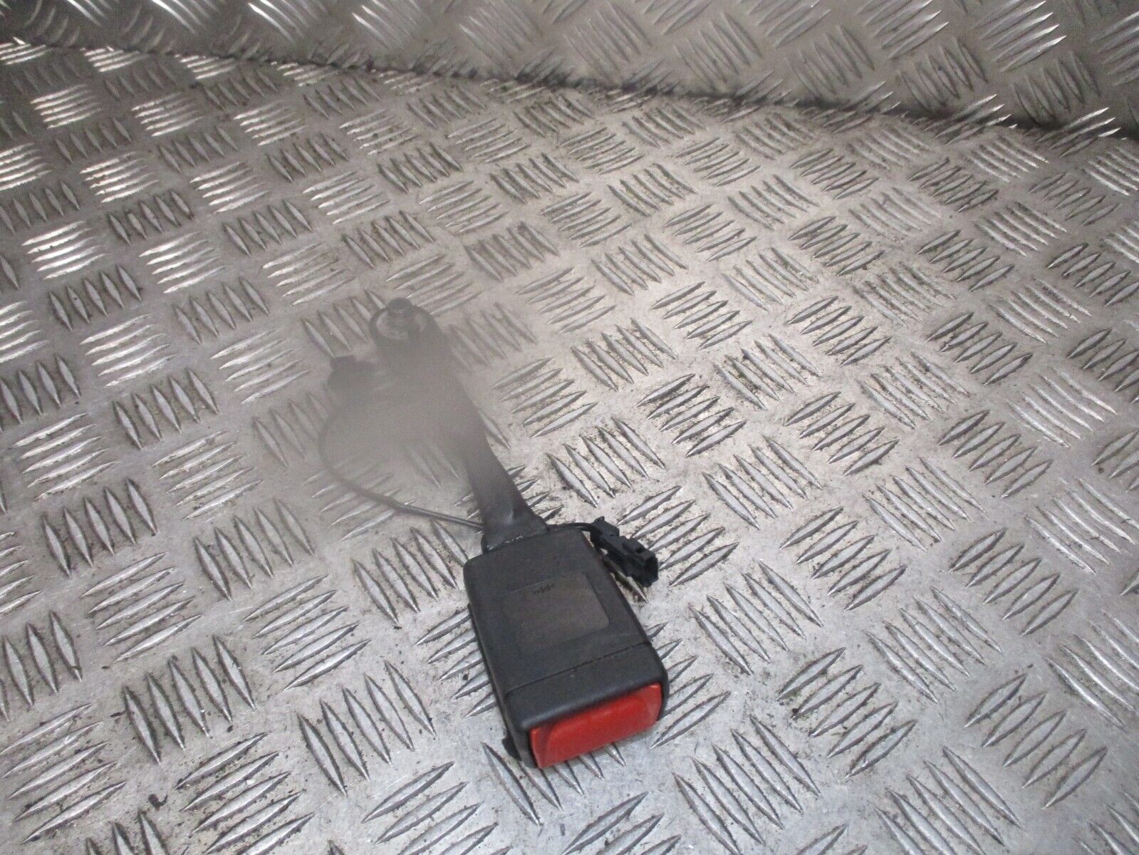 2015 GENUINE VAUXHALL ASTRA FRONT LEFT PASSENGER SIDE SEAT BELT BUCKLE 39016995 - Image 3