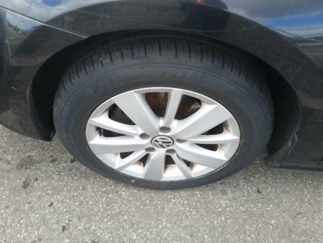 2013 VW GOLF MK7 BREAKING SPARES PARTS ALLOY WHEEL WITH TYRE GOOD BUMPER LIGHT - Image 2