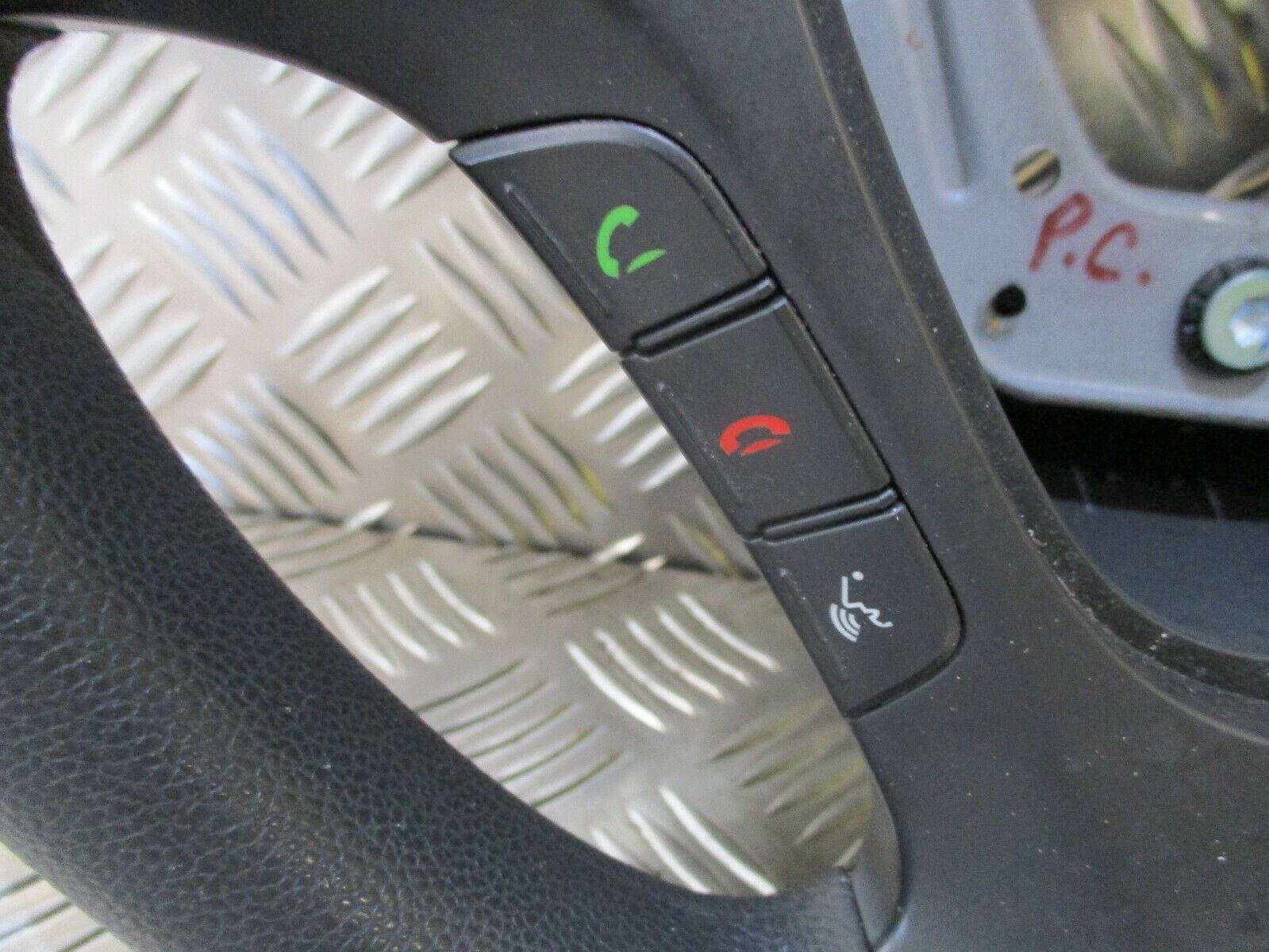 2016 GENUINE HYUNDAI I10 MULTIFUNCTION STEERING WHEEL 56130-B4000 56100-B9050 - Image 3