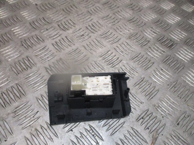 2015 GENUINE TOYOTA AURIS REAR RIGHT DRIVER SIDE WINDOW SWITCH 74271-02630 - Image 2
