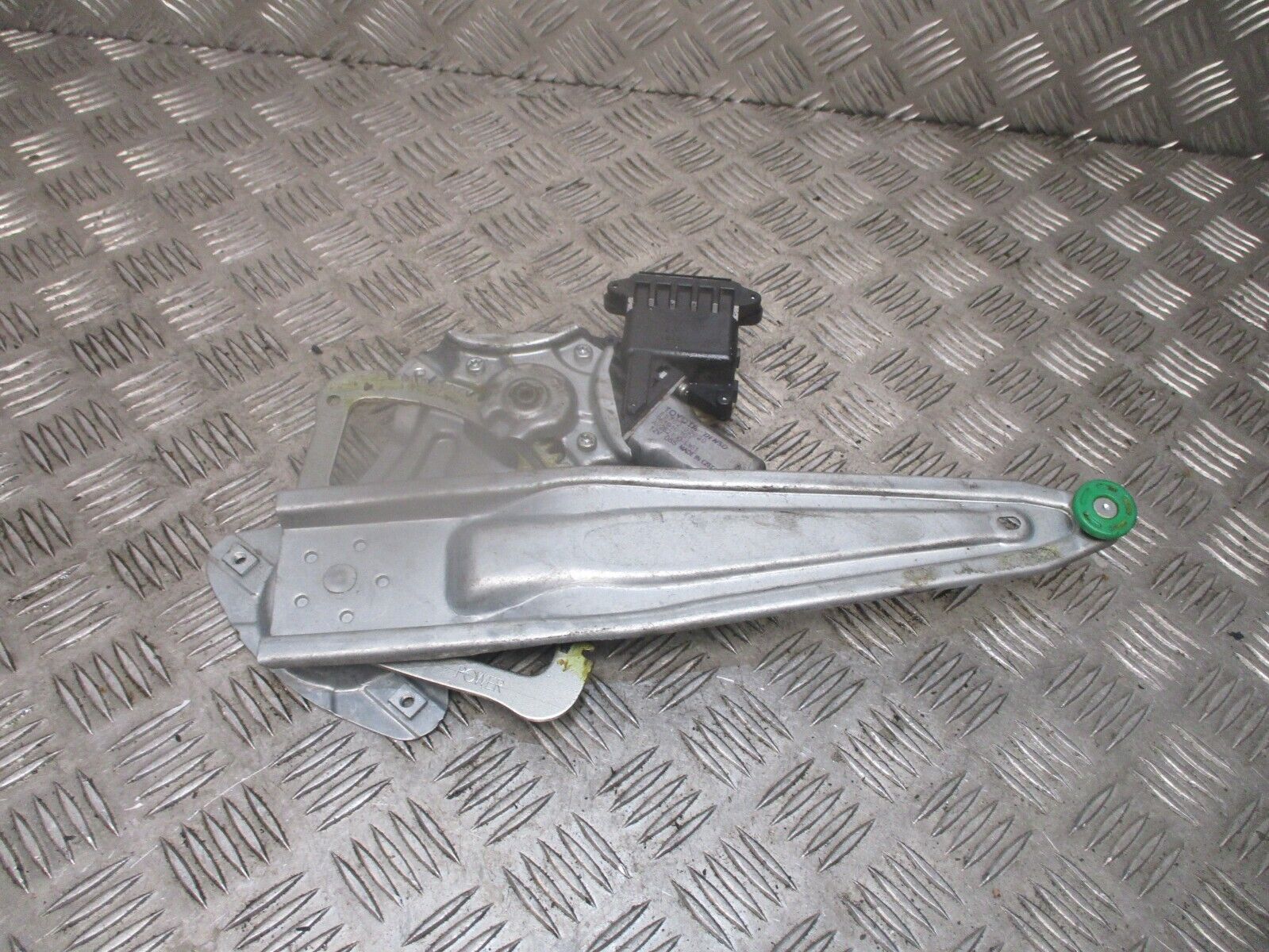 2015 TOYOTA AURIS REAR RIGHT DRIVER SIDE WINDOW REGULATER 85702-02020