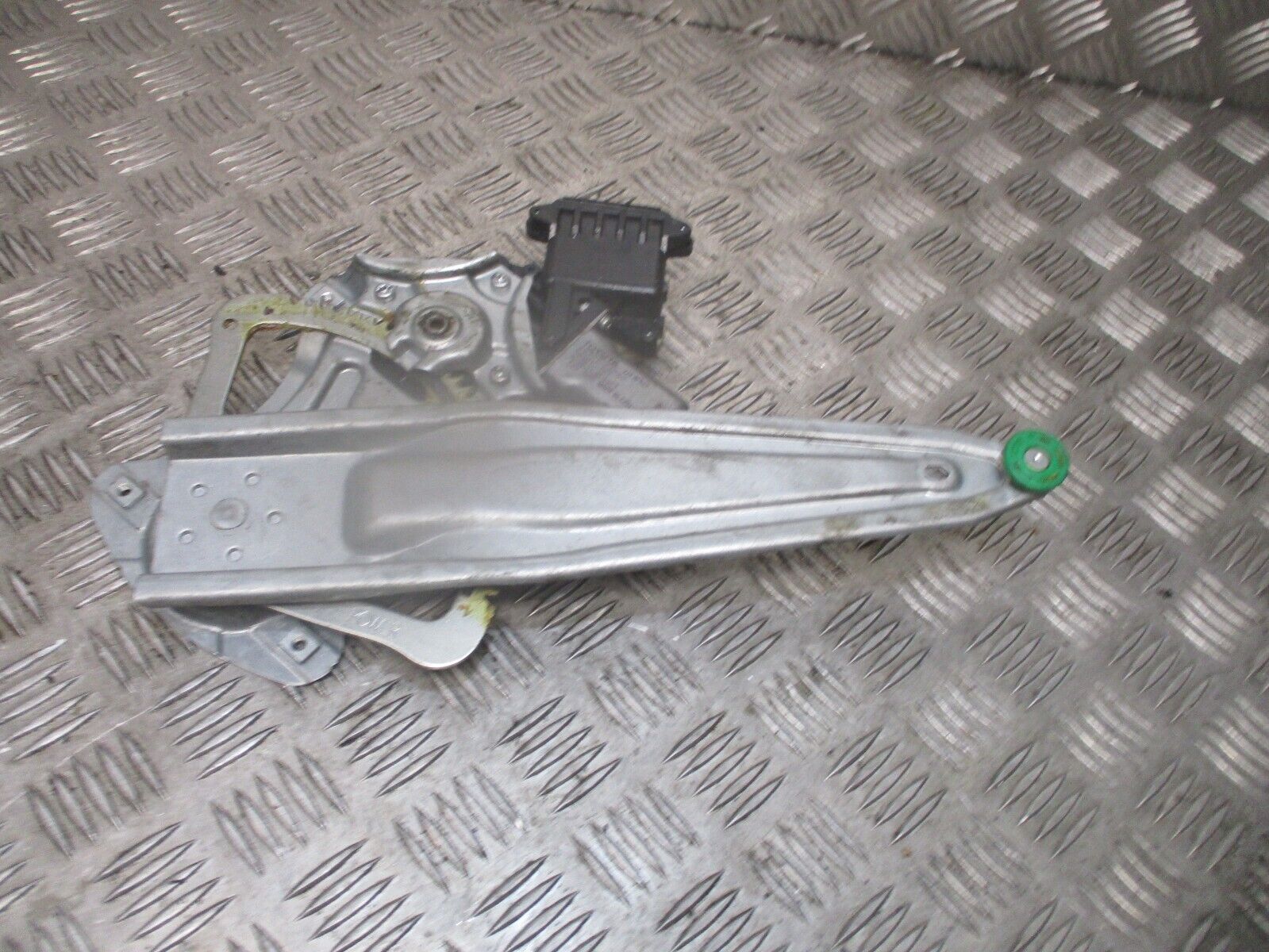 2015 TOYOTA AURIS REAR RIGHT DRIVER SIDE WINDOW REGULATER 85702-02020 - Image 2