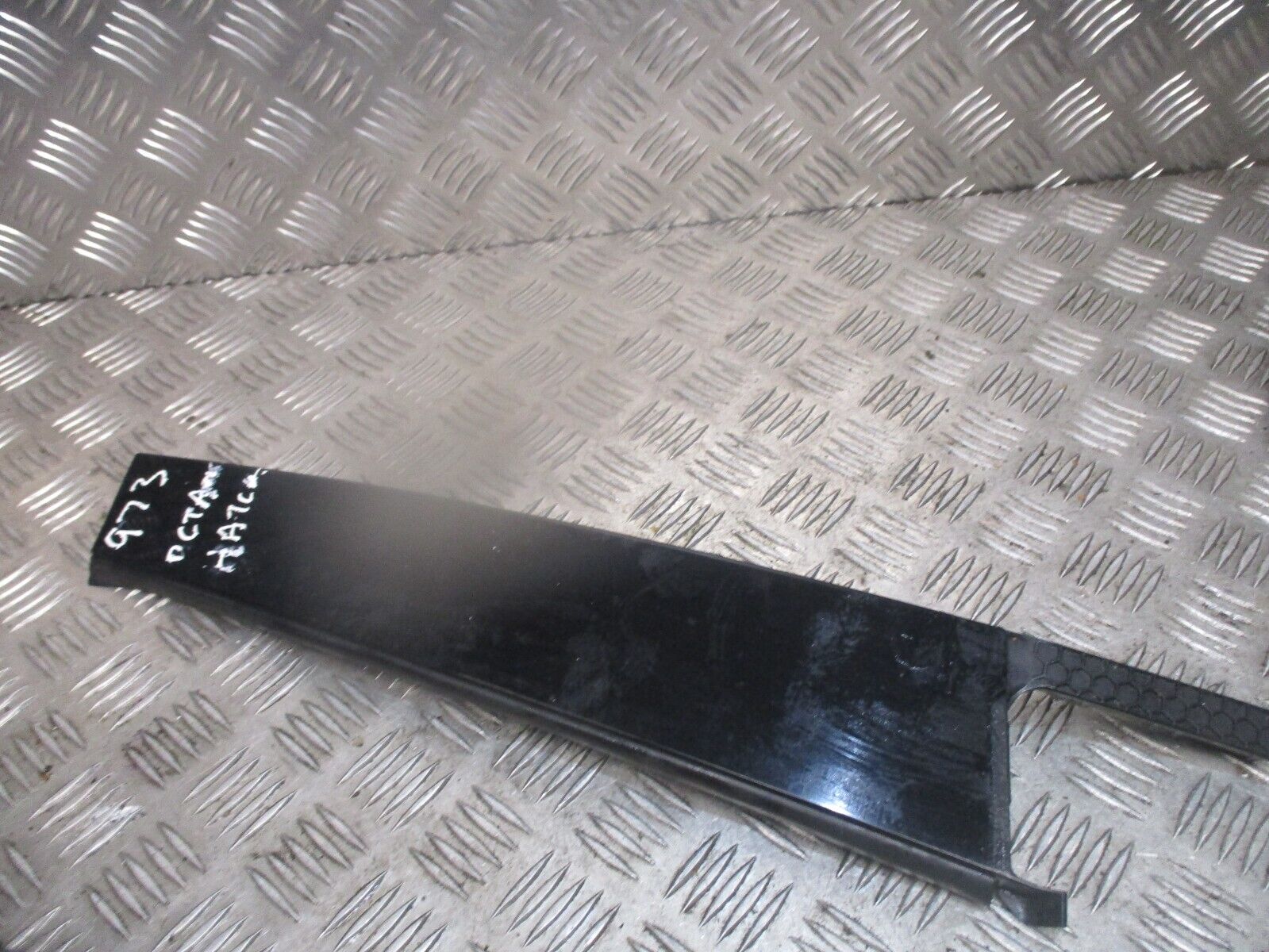 2015 SKODA OCTAVIA HATCH REAR LEFT PASSENGER SIDE DOOR B PILLAR TRIM 5E0839901C