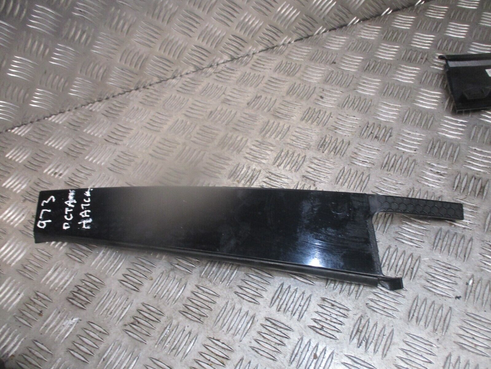 2015 SKODA OCTAVIA HATCH REAR LEFT PASSENGER SIDE DOOR B PILLAR TRIM 5E0839901C - Image 3