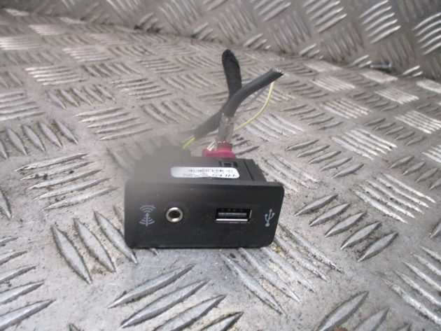 2014 GENUINE VW GOLF MK7 SPORTSVAN USB AUX CONNECTOR PORT INSERT 5G0035222F