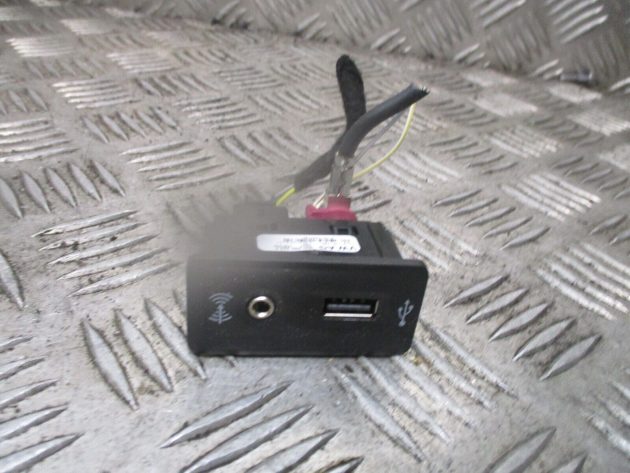 2014 GENUINE VW GOLF MK7 SPORTSVAN USB AUX CONNECTOR PORT INSERT 5G0035222F - Image 2