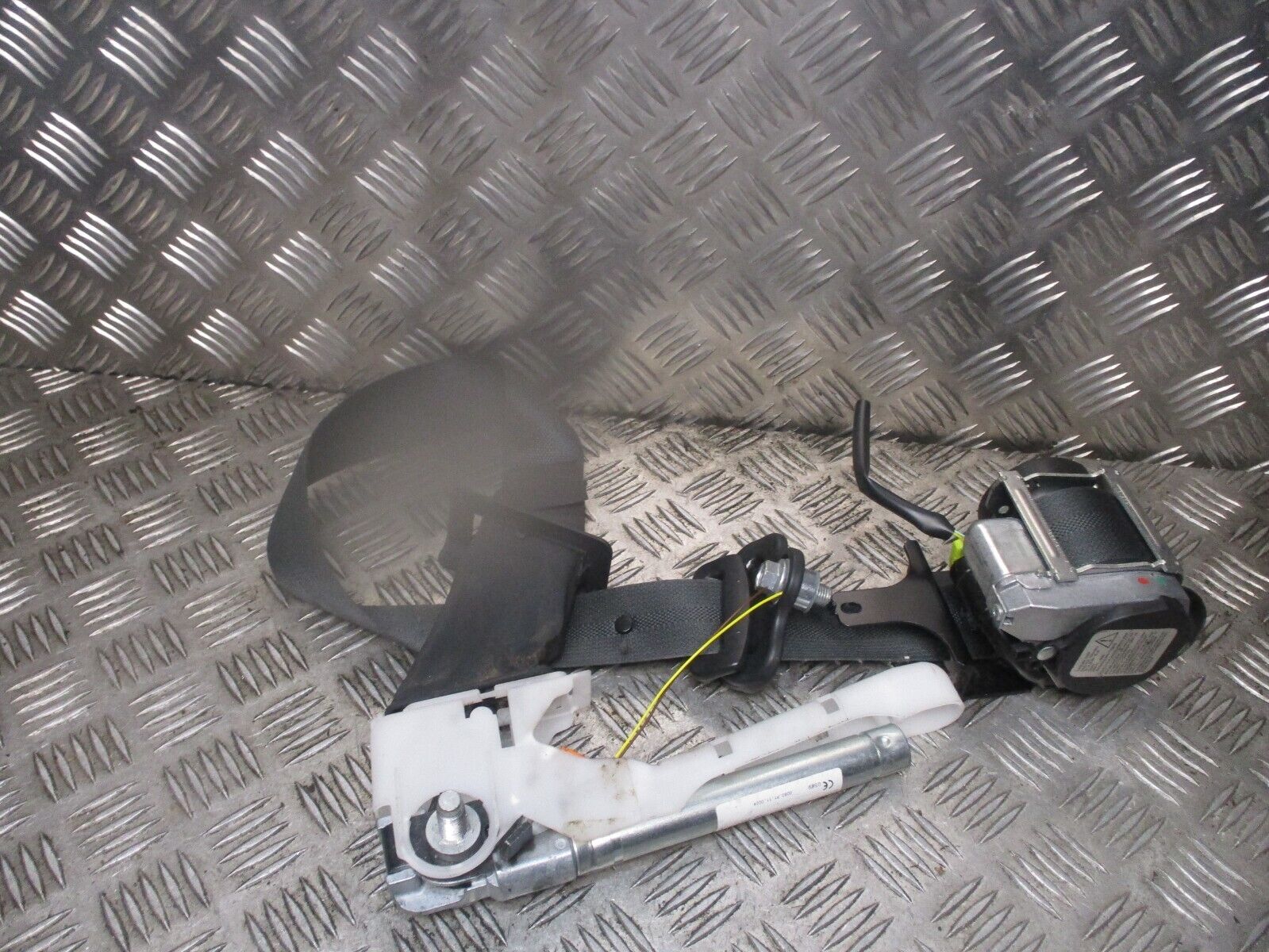 2015 GENUINE NISSAN JUKE FRONT RIGHT DRIVER SIDE SEAT BELT 6307642