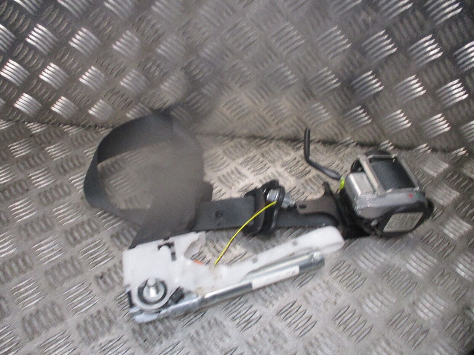 2015 GENUINE NISSAN JUKE FRONT RIGHT DRIVER SIDE SEAT BELT 6307642 - Image 2