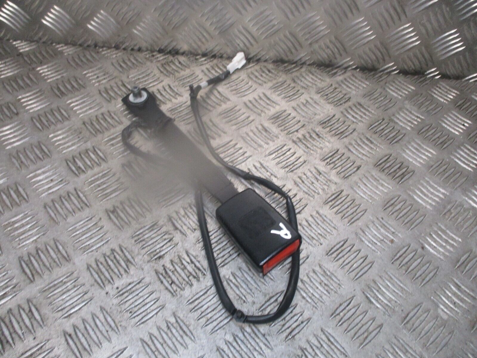 2015 GENUINE NISSAN JUKE RONT RIGHT DRIVER SIDE SEAT BELT BUCKLE STALK 86843BV80 - Image 2