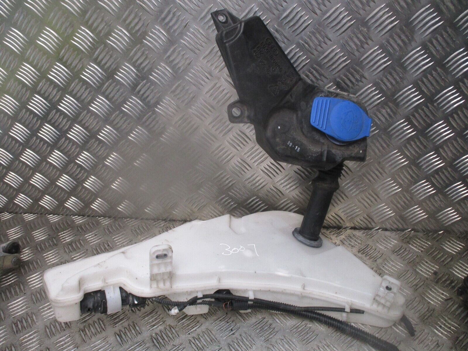 2016 GENUINE AUDI A6 4G FRONT WINDSCREEN WASHER BOTTLE 4G8955451 - Image 2