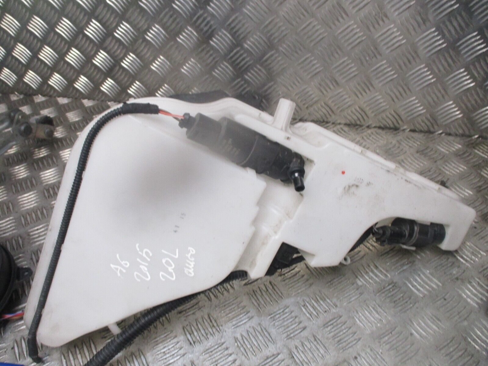 2016 GENUINE AUDI A6 4G FRONT WINDSCREEN WASHER BOTTLE 4G8955451 - Image 3