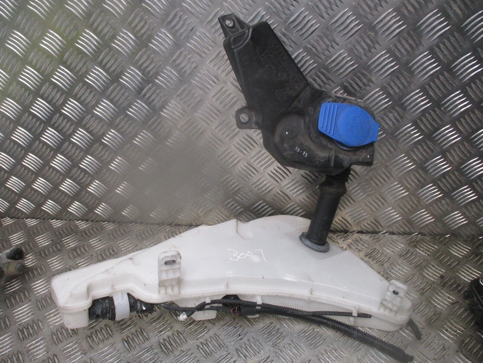 2016 GENUINE AUDI A6 4G FRONT WINDSCREEN WASHER BOTTLE 4G8955451