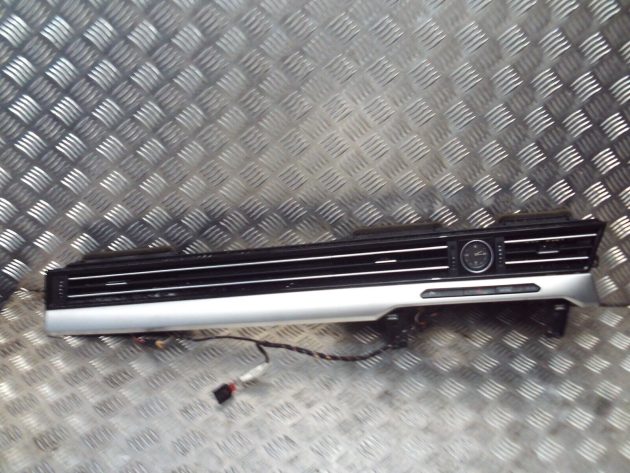 2017 GENUINE VW PASSAT B8 DASHBOARD CENTRE PANEL WITH VENTS & CLOCK 3G2857083 - Image 3