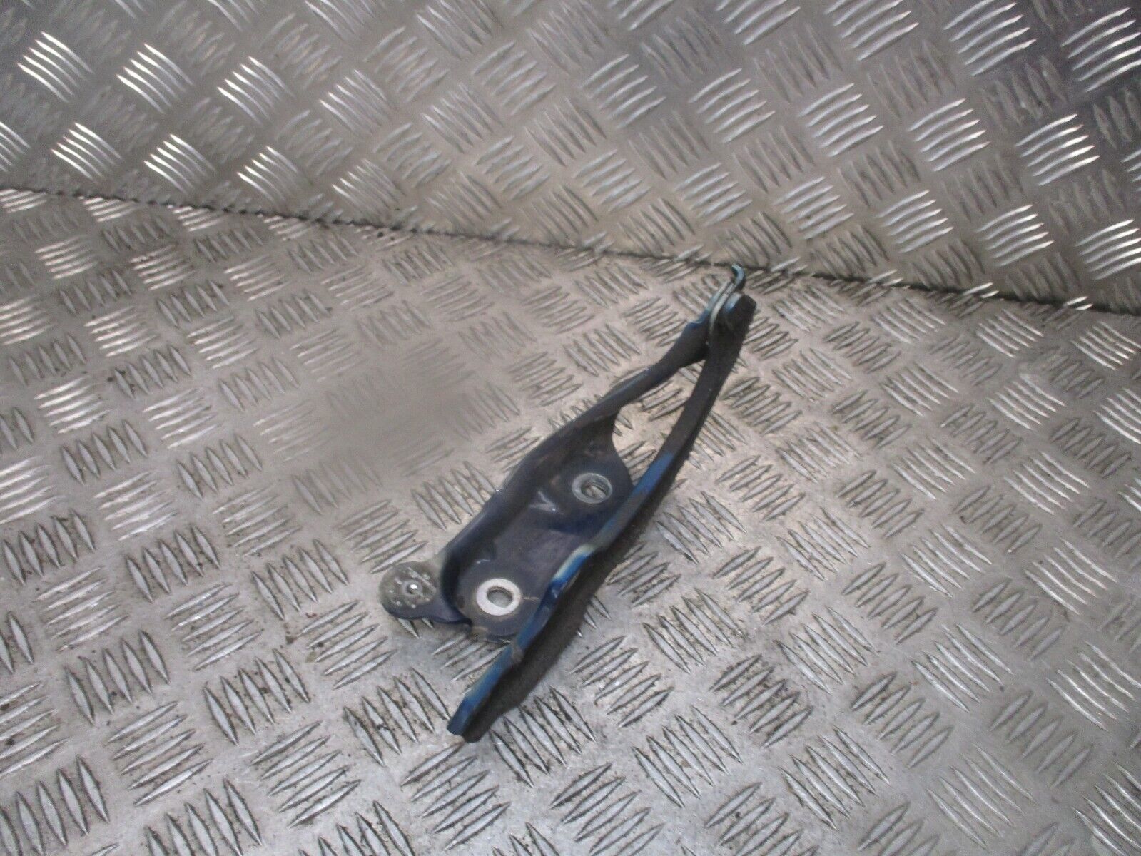 2016 GENUINE SKODA OCTAVIA FRONT RIGHT DRIVER SIDE BONNET HINGE 5E0823302