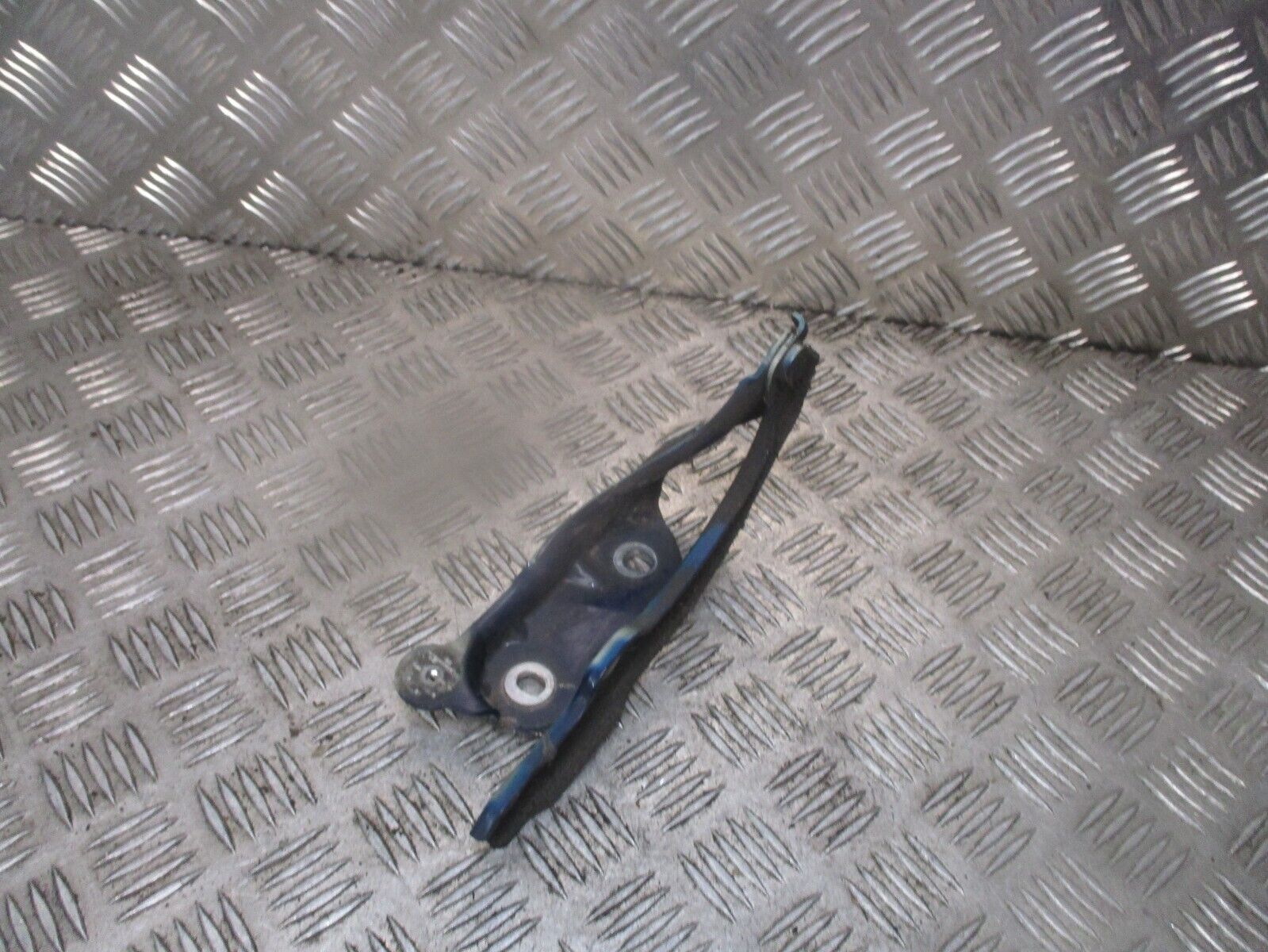 2016 GENUINE SKODA OCTAVIA FRONT RIGHT DRIVER SIDE BONNET HINGE 5E0823302 - Image 2