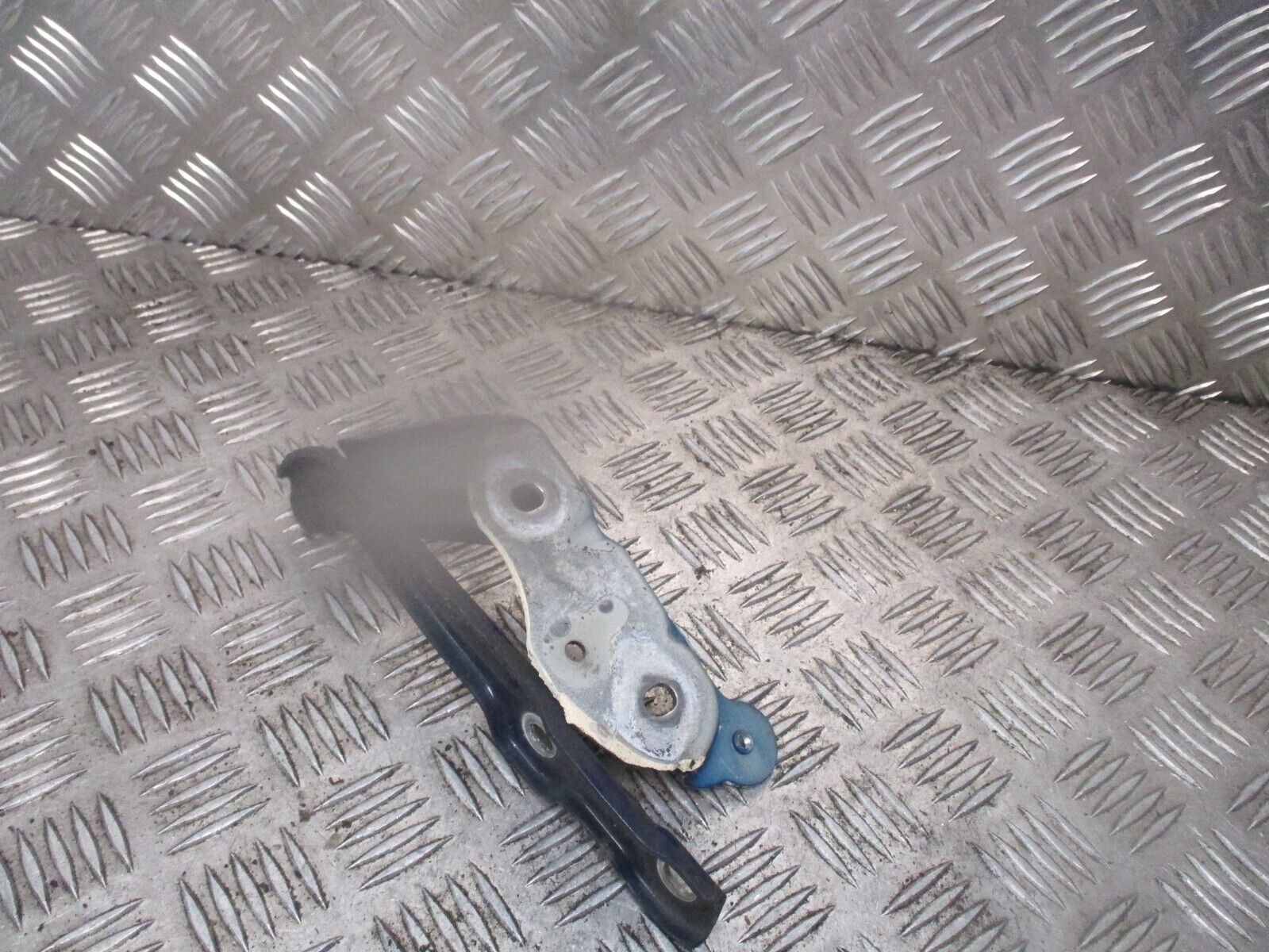 2016 GENUINE SKODA OCTAVIA FRONT RIGHT DRIVER SIDE BONNET HINGE 5E0823302 - Image 3