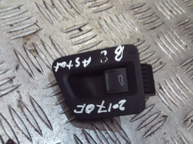 2017 GENUINE VW PASSAT B8 TAILGATE BOOT LID RELEASE SWITCH BUTTON 3G0959831 - Image 2