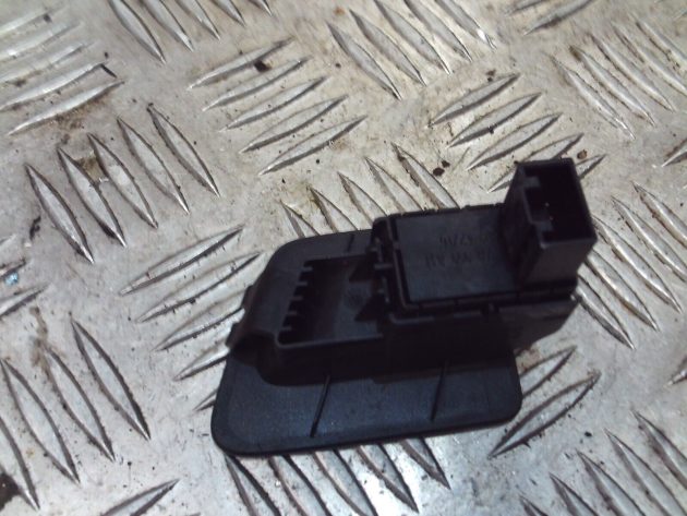 2017 GENUINE VW PASSAT B8 TAILGATE BOOT LID RELEASE SWITCH BUTTON 3G0959831 - Image 3