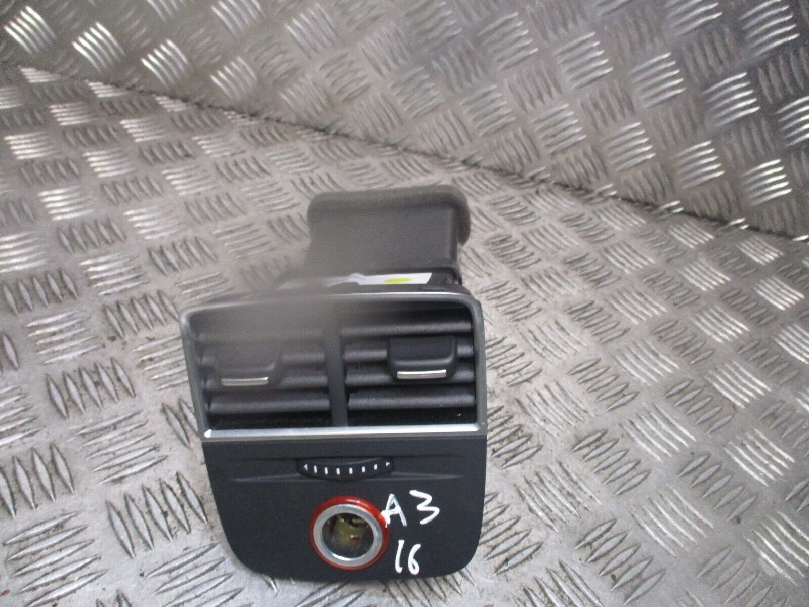 2015 GENUINE AUDI A3 8V REAR CENTRE CONSOLE AC AIR VENTS 8V0857042