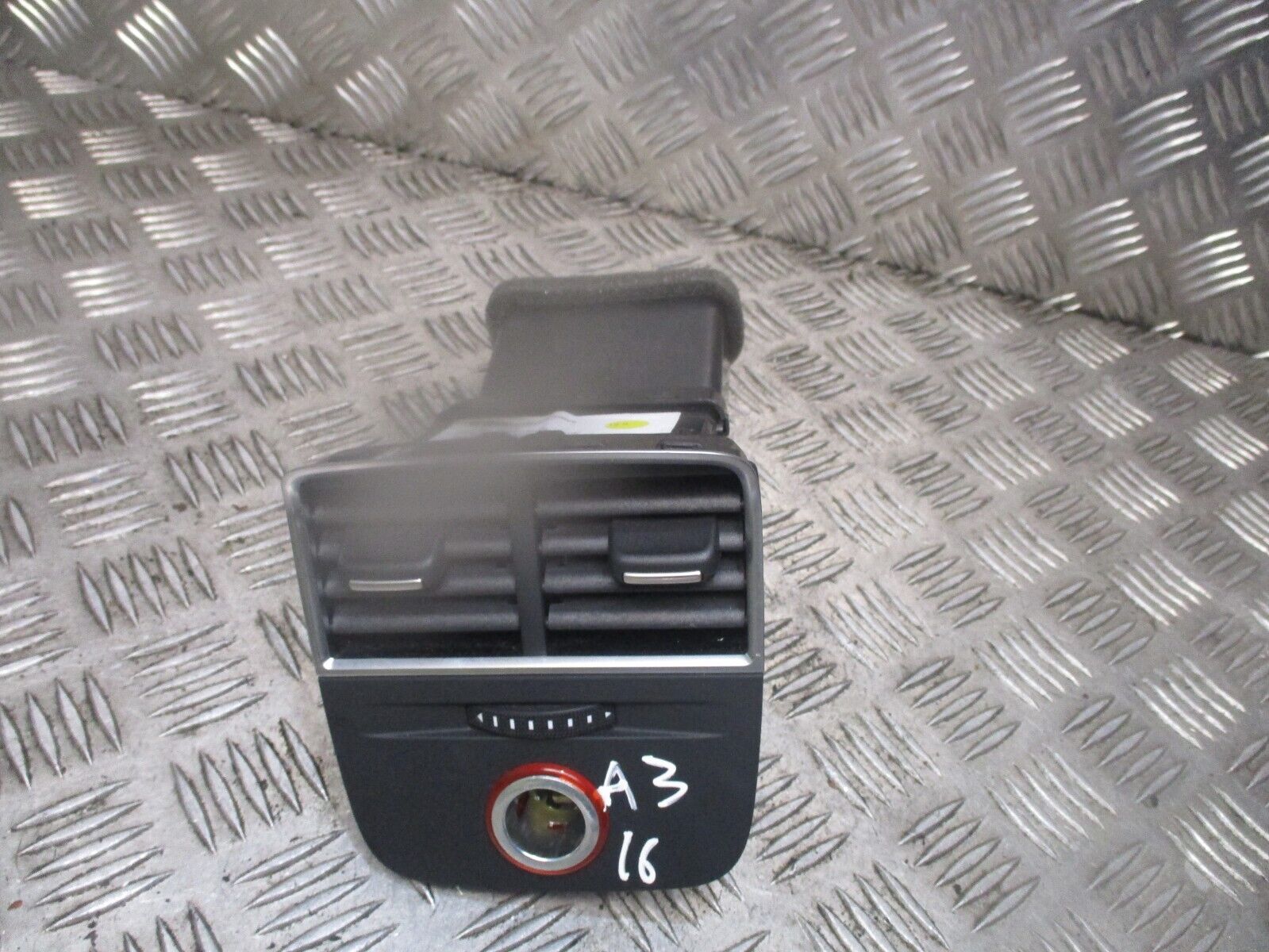 2015 GENUINE AUDI A3 8V REAR CENTRE CONSOLE AC AIR VENTS 8V0857042 - Image 2