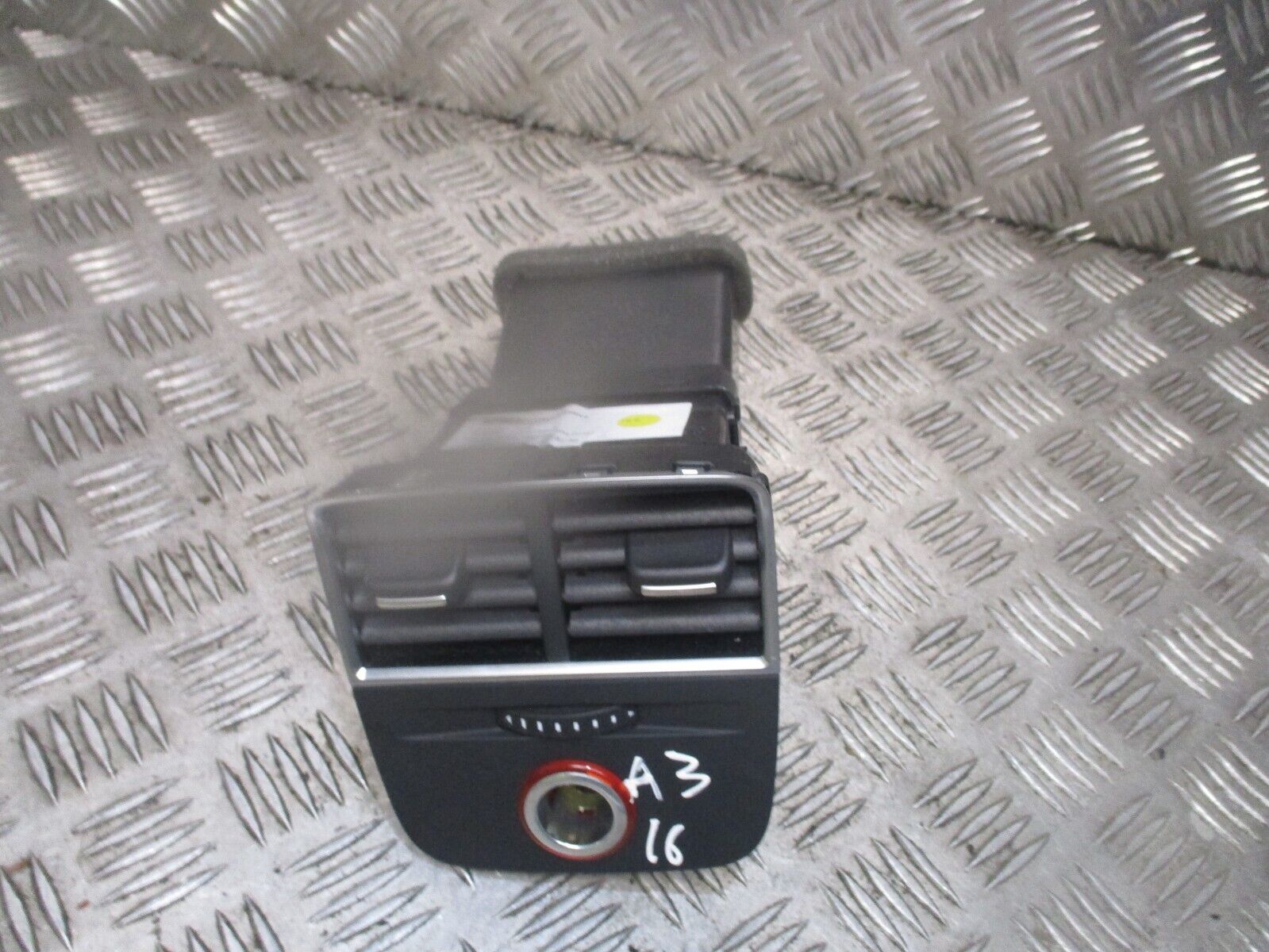 2015 GENUINE AUDI A3 8V REAR CENTRE CONSOLE AC AIR VENTS 8V0857042 - Image 3