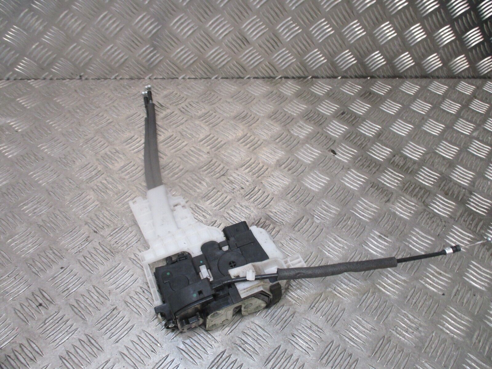 2015 HYUNDAI IX35 FRONT LEFT PASSENGER SIDE DOOR LOCK MECHANISM 81310-2Y010