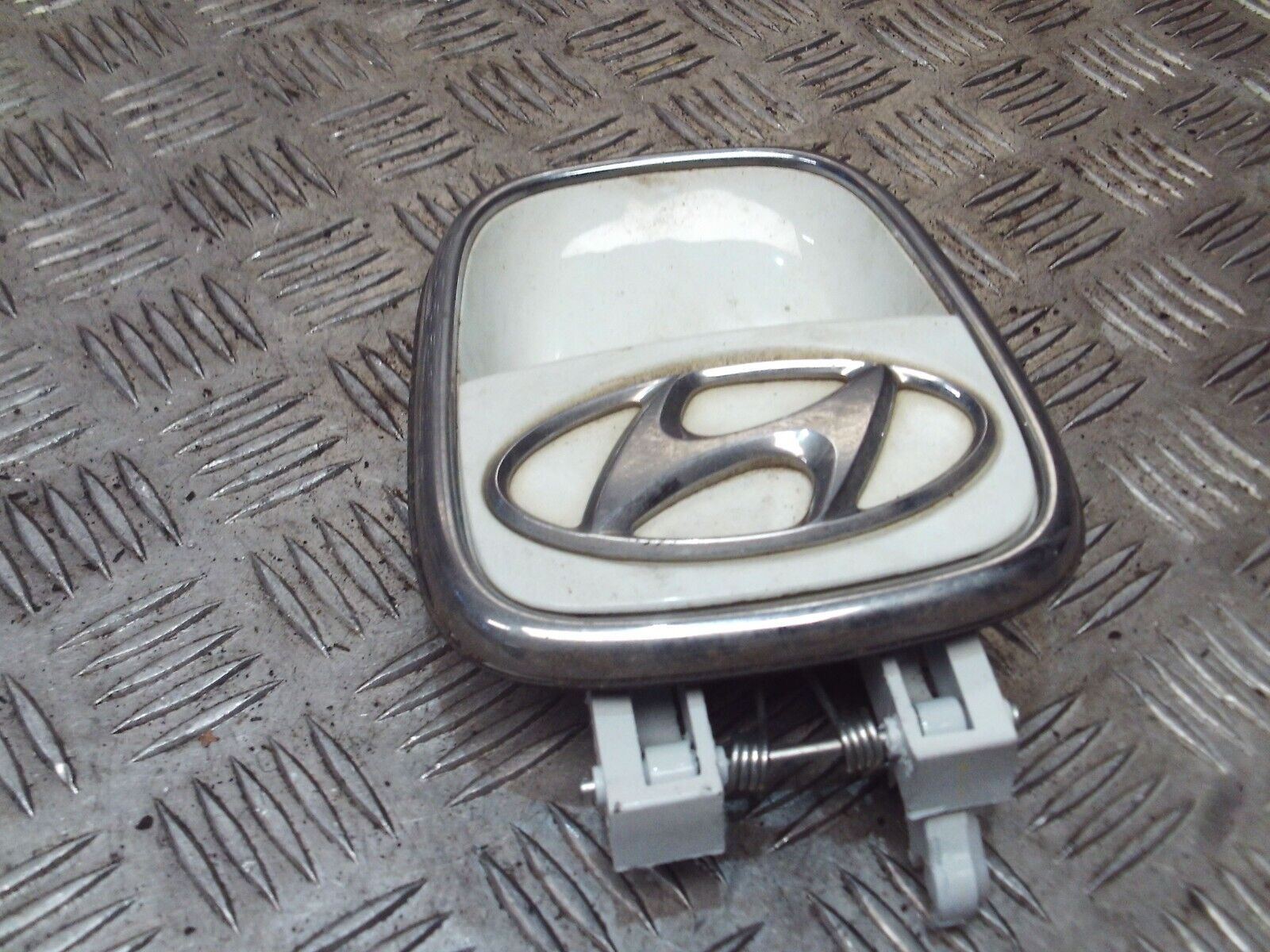 2014 GENUINE HYUNDAI I10 REAR TAILGATE BOOT BADGE HANDLE