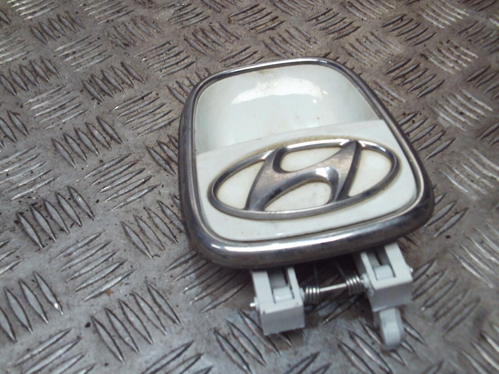 2014 GENUINE HYUNDAI I10 REAR TAILGATE BOOT BADGE HANDLE - Image 2