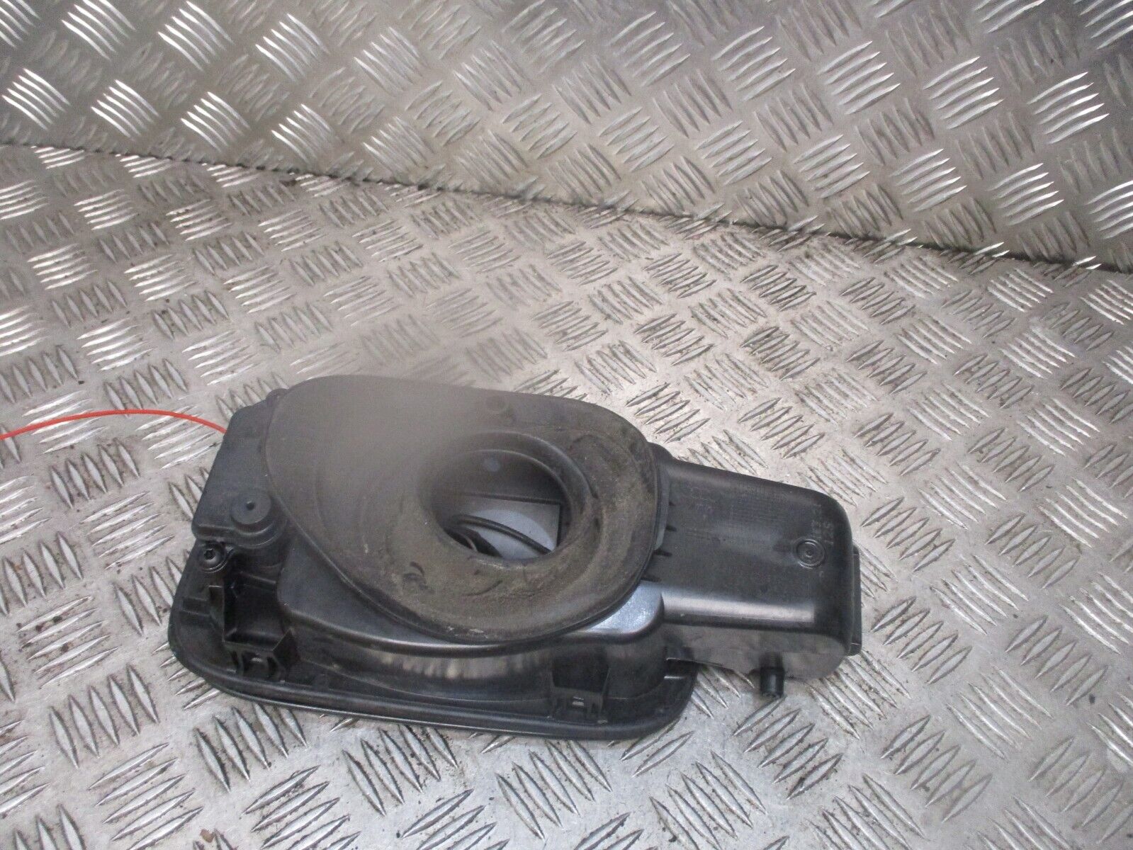 2014 GENUINE AUDI A3 8V 3DR REAR FUEL FILLER FLAP CAP COVER 8V3809906 - Image 3