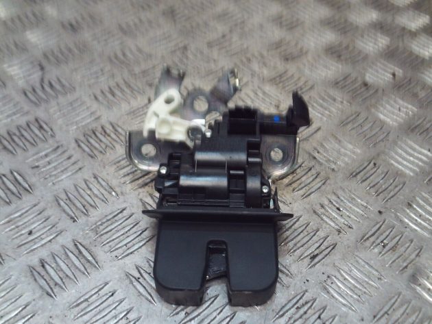 2015 GENUINE AUDI A3 8V REAR TAILGATE BOOT LOCK MECHANISM 4H0827505A - Image 2