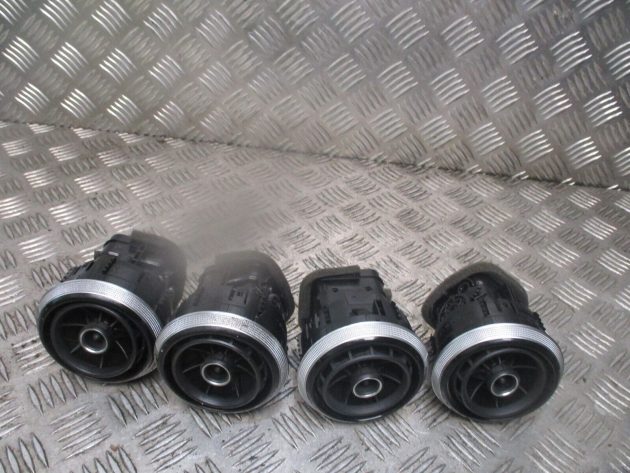 2014 GENUINE AUDI A3 8V FRONT CENTRE DASHBOARD HEATEER 4 X AIRVENTS 8V0820901A