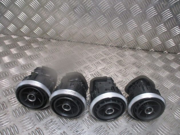 2014 GENUINE AUDI A3 8V FRONT CENTRE DASHBOARD HEATEER 4 X AIRVENTS 8V0820901A - Image 3