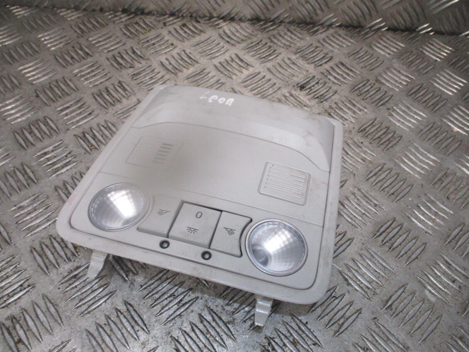 2015 GENUINE SEAT LEON FRONT INTERIOR ROOF READING LIGHT LAMP 5Q0951171 - Image 2